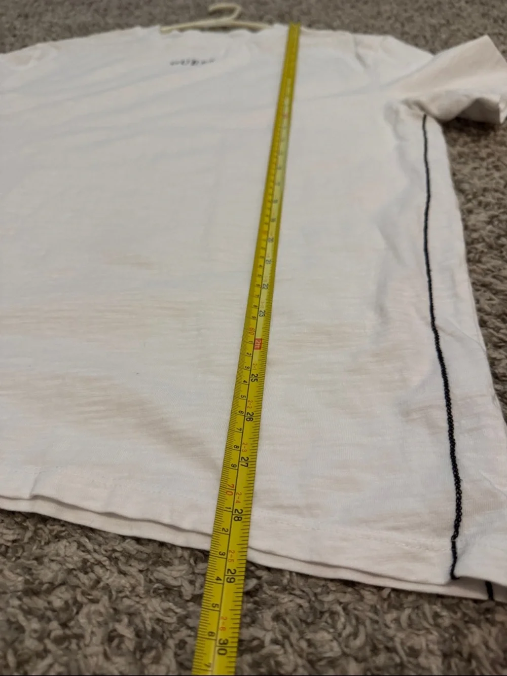 GUESS Minimalist Logo Tee - Picture 7 of 7